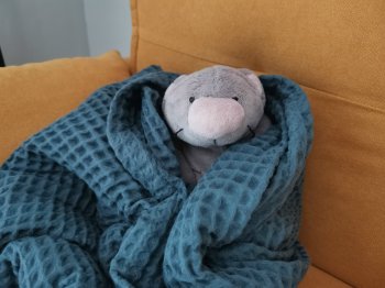 Мягкая игрушка в кресле.