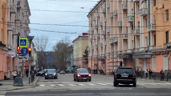 Машины стоят на светофоре