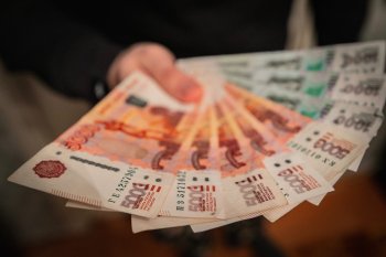 деньги в руке