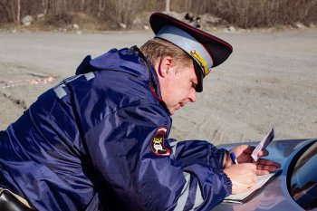 Инспектор ДПС оформляет документы